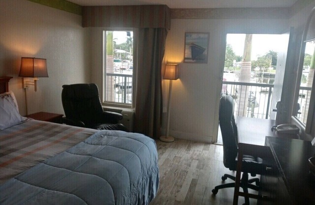 Sarasota «Suite de luxe avec lit king-size sur le front de mer» n ° 201 À l'hôtel situé à 7150 N TAMIAMI TR
