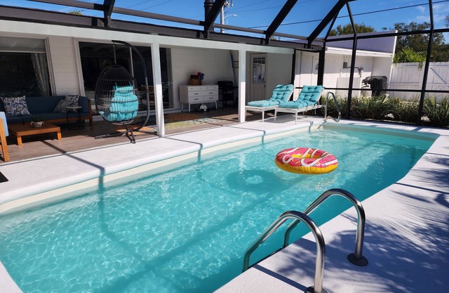 SARASOTA Heated Pool - Pet Friendly - Garage w/ EV Charger - Close to Beaches!