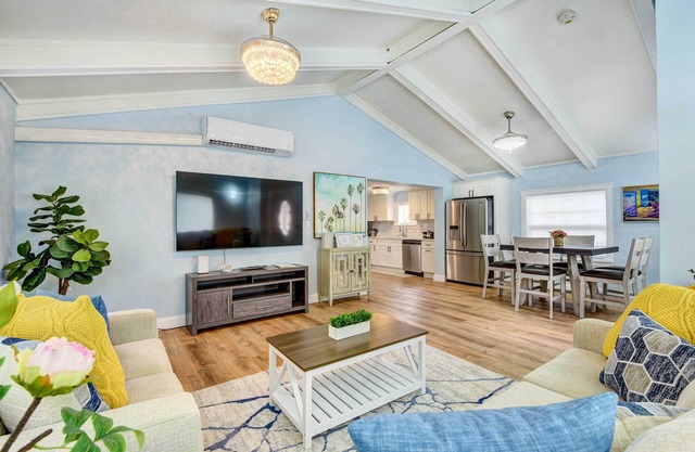Sarasota Home w/ Screened Porch, Walk To Zoo!