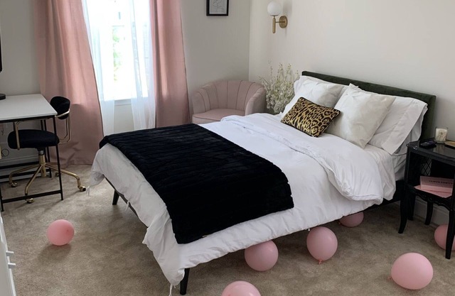 SATURDAY STAYS-Ashley