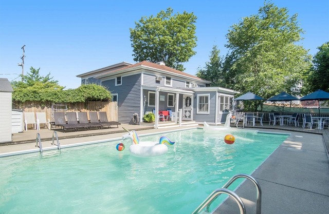 Saugatuck Lodge: Private Pool, Hot Tub, Fireplace, Downtown Saugatuck, Sleeps 22