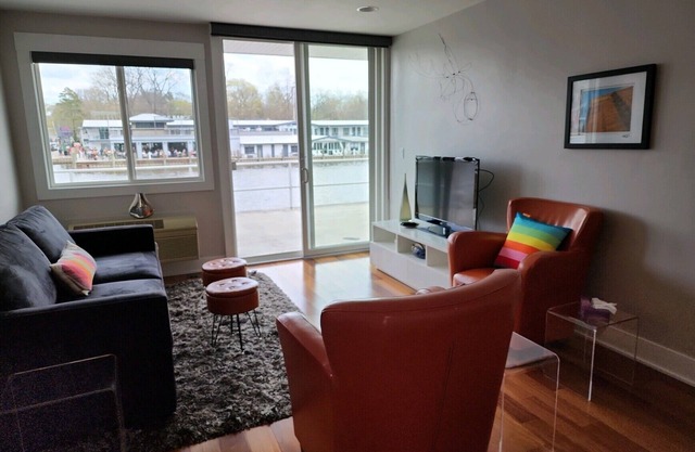 Saugatuck Waterfront condo. Bike, beach, boat, kayak, shop, Outdoor heated pool