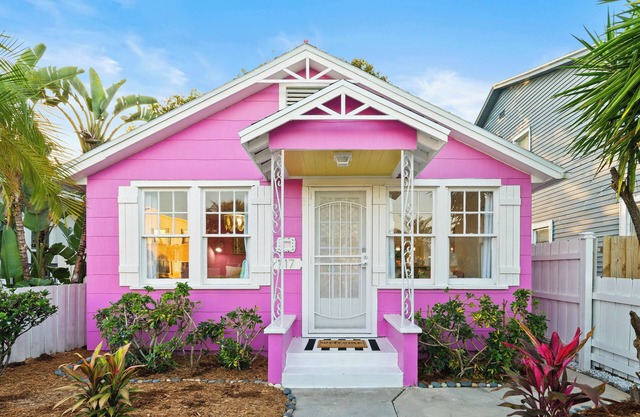 Historic 1920s Pink Love Shack: Walk to Lake Avenue and Lake Worth Beach