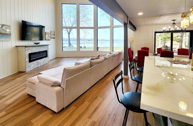 Sauna & Dock: 'Castle House' on Lake Gervais!