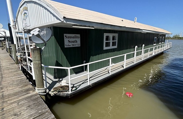 Sausalito South- Spacious, Comfortable, and Clean Houseboat
