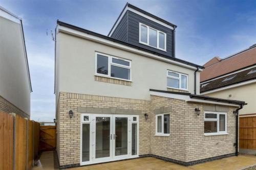 SAV 5 Bed Executive Detached House in Leicester