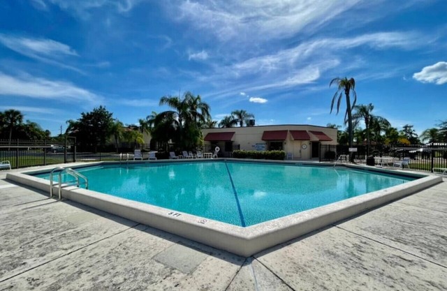 Savanna's Club in Jensen Beach