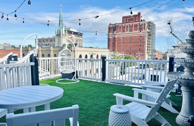 Savannah Peach Penthouse with PRIVATE Stunning Rooftop Views & FREE Golf Cart