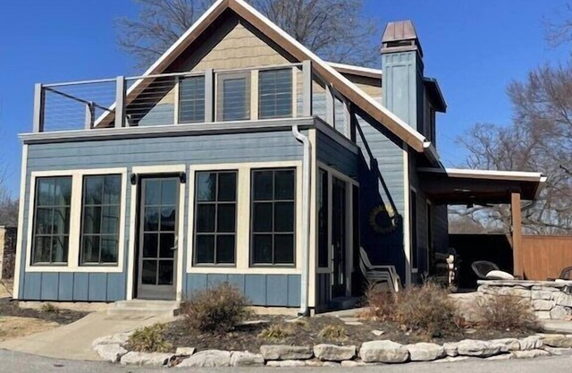 10% off 3 Night Stay! Beautiful Cottage w/ great Lake views, pool, hot tub!