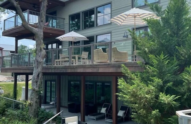 15% Off 4 Night Stay! Amazing Waterfall/Lake Views! Pool, Dock!