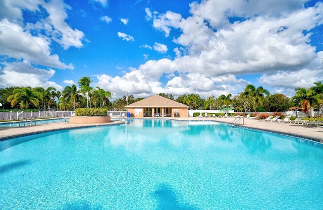 Maison de ville avec 2 suites parentales, WiFi, tennis, piscine communautaire chauffée, 2 niveaux, proche de l'autoroute