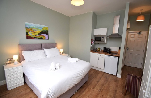 Studio-de Luxe-Douche-Vue sur Rue-Saville Street
