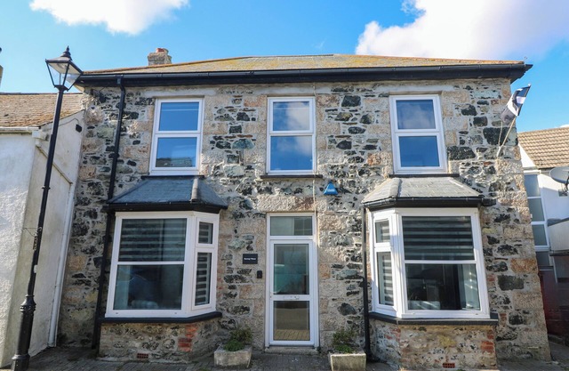 SAVOY BAY, pet friendly, country holiday cottage in Mullion