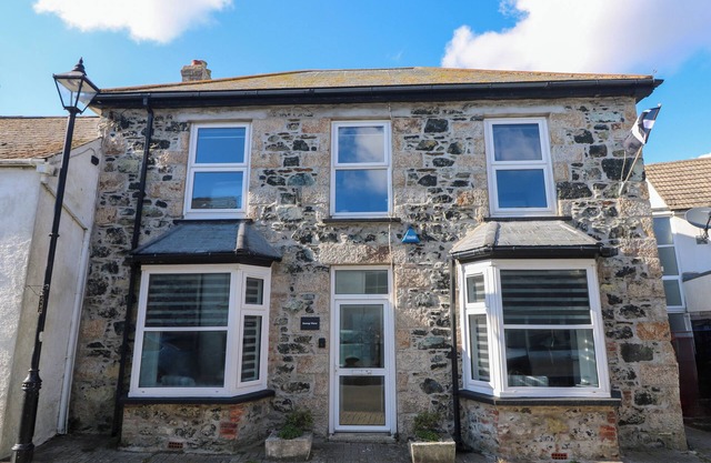 SAVOY VIEW, pet friendly, country holiday cottage in Mullion