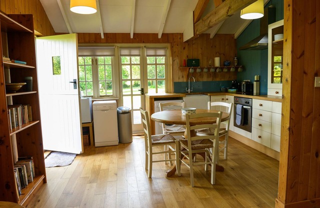 SAWMILL COTTAGE, pet friendly in Netherbury