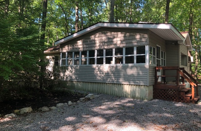 Sawmill Lane Cottage: Family friendly spot in the woods at the base of Shade Mt