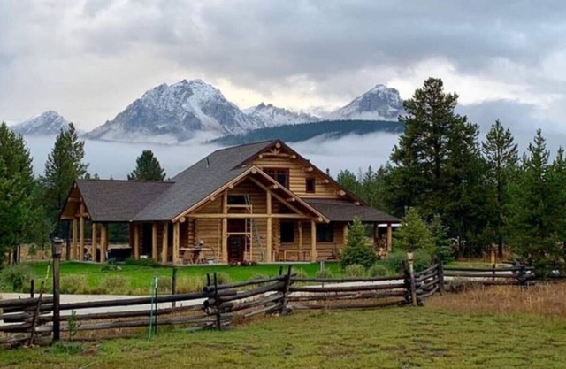 Cabane en rondins de montagne en dents de scie avec vue