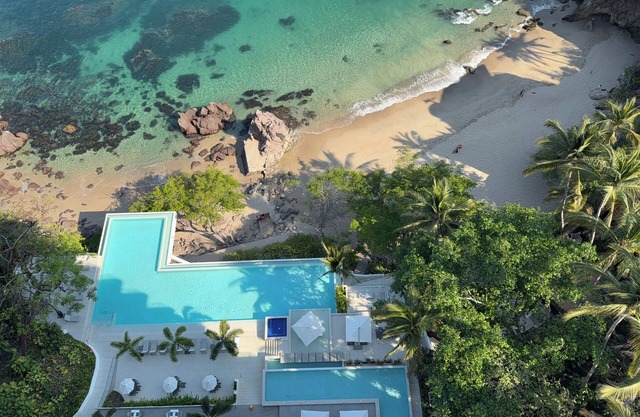 3Br - 2500 SF - Ocean Front - 2 piscines - Restaurant - Bar sur le toit - Gym