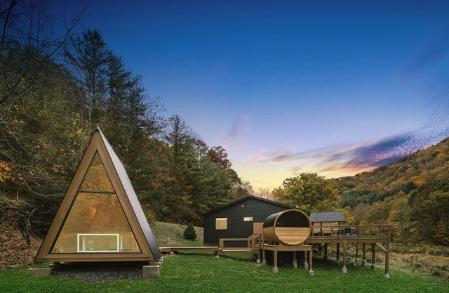 Scandi Cabin on 105 acres: Views/Hot Tub/Sauna/EV, PWR+WTR