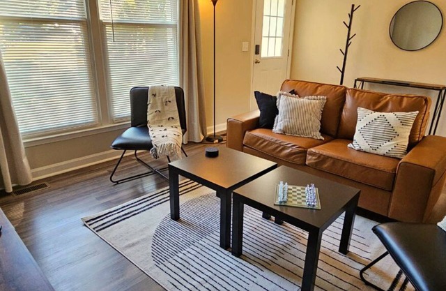 Scandinavian Lake House 3-bedroom / 2-bath