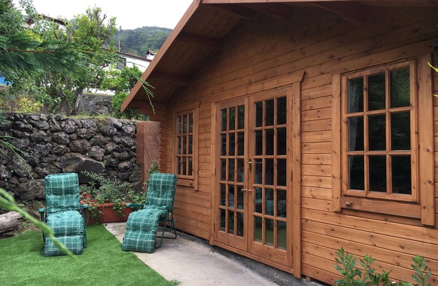 Belle cabane en rondins sur une finca canarienne tranquille entourée d'avocats et de vignes