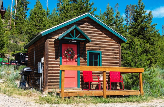 Pinceau écarlate dans les chalets de Wild Acre