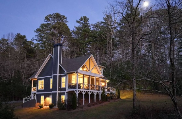 Scenic 4BR 3BA Contemporary Lake Burton Home
