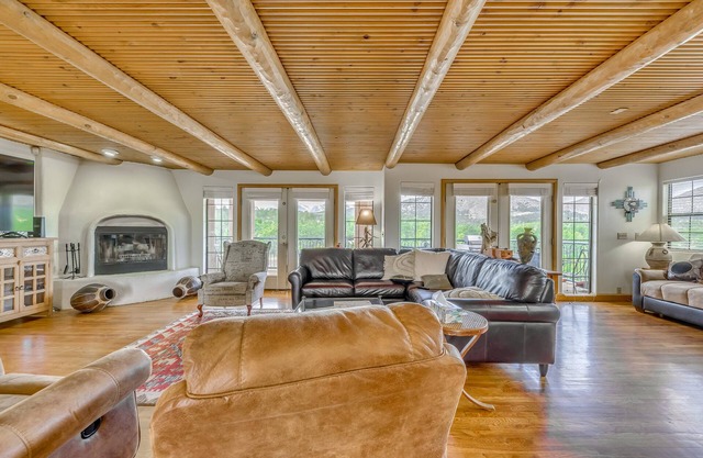 Scenic Alto Getaway w/ Mountain Views & Hot Tub!