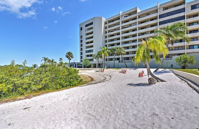 Scenic Balcony & Beach Access: Hudson Condo