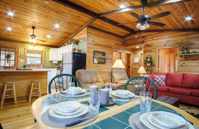 Cozy 2-bedroom Robbinsville cabin w/ fireplace, firepit with spacious porch
