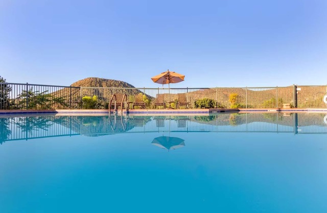 Scenic Escape Ideal for Romantic Couple w/ Private Terrace in Heart of Red Rocks