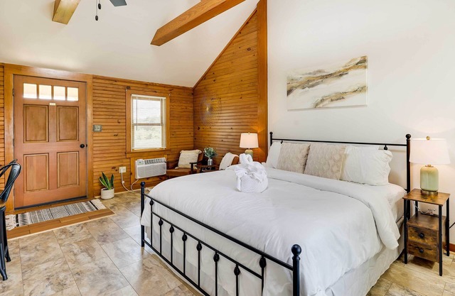 Scenic Eureka Springs Cabin Rental w/ Balcony!