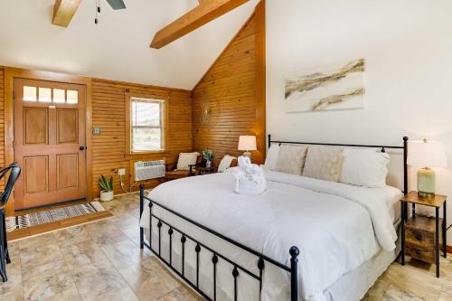 Scenic Eureka Springs Cabin Rental with Balcony!