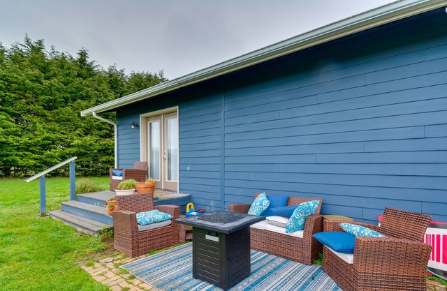 Scenic Family Farmhouse Outside Port Angeles!