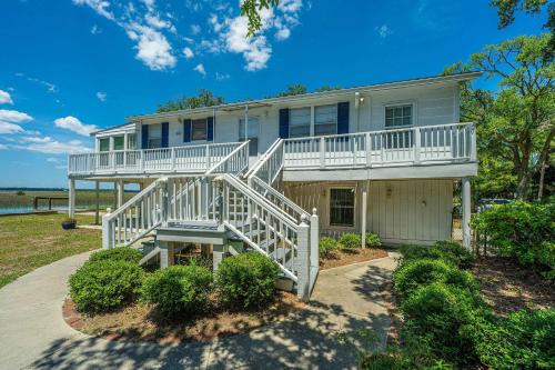 Scenic Folly Retreat by Sweet Escape Stays