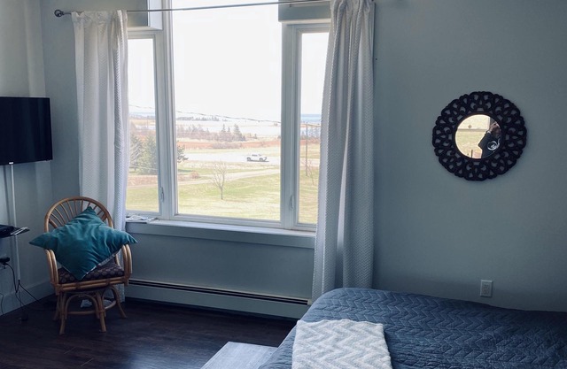 Scenic Getaway - beautiful views, quiet location close to local restaurants!!!