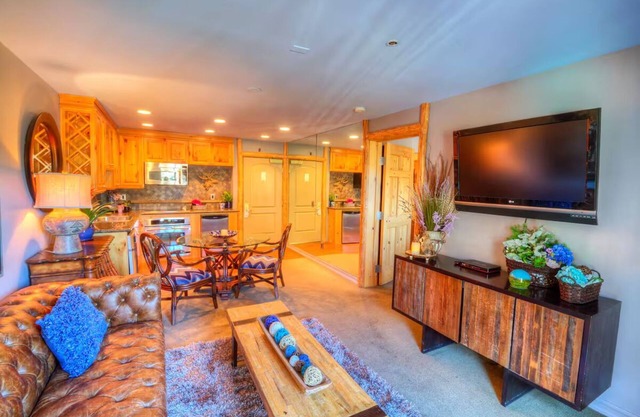 Scenic Getaway: Pets Welcome, Game Lounge, Free Parking & Outdoor Adventure