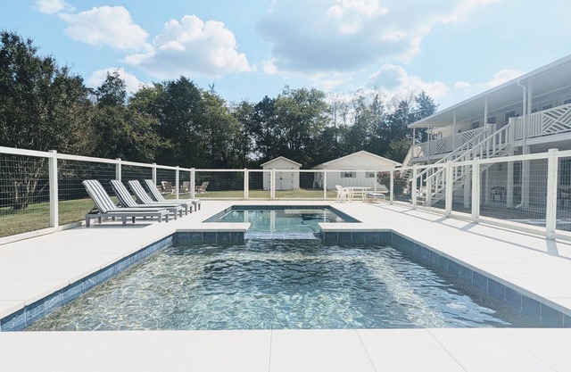 Tranquil Getaway with Huge Spa, Pool, Fire Pit, 2 Kitchens - 15 min from Chatt!