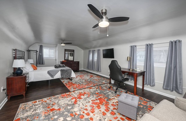 Scenic hiking in Cuyahoga Valley National Park! 3BR house, central air & laundry