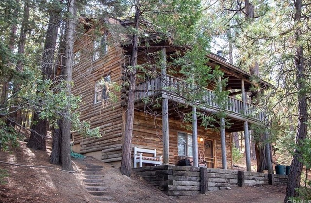 Scenic Hillside Retreat: Vintage Log Cabin & Forest Retreat