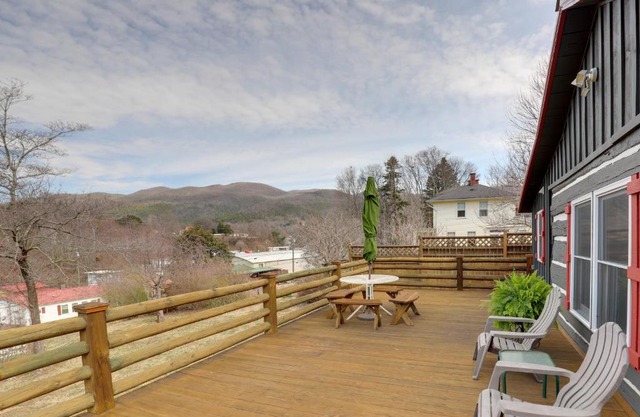Scenic Hot Springs Retreat Near Appalachian Trail!