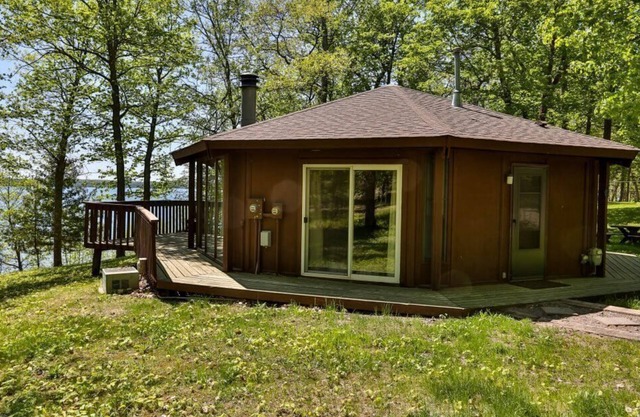 Scenic Lakeside Octagon - Lake Views & Rustic Wood Stove