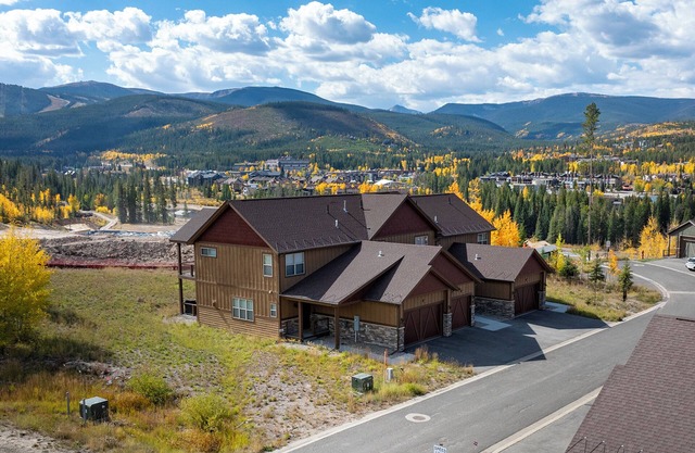 Scenic Mountain Views in Dog-Friendly Home