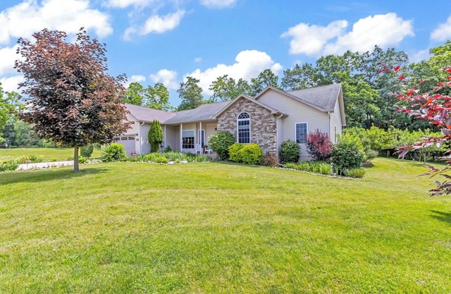 Scenic peaceful rural area and tastefully decorated comfy home. Full kitchen.