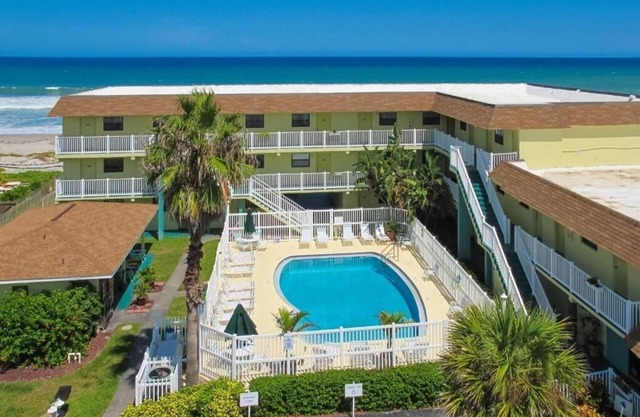 Scenic Pool View Room: Your Romantic Getaway Spot | Free Parking