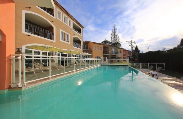 Scenic Riviera Gateway! Spacious Room w/ Kitchen and Living Space