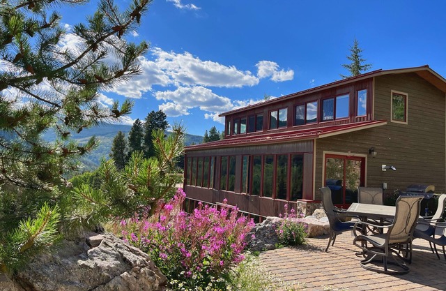 Scenic Solar Powered 4-bedroom Mountain Home Near Vail