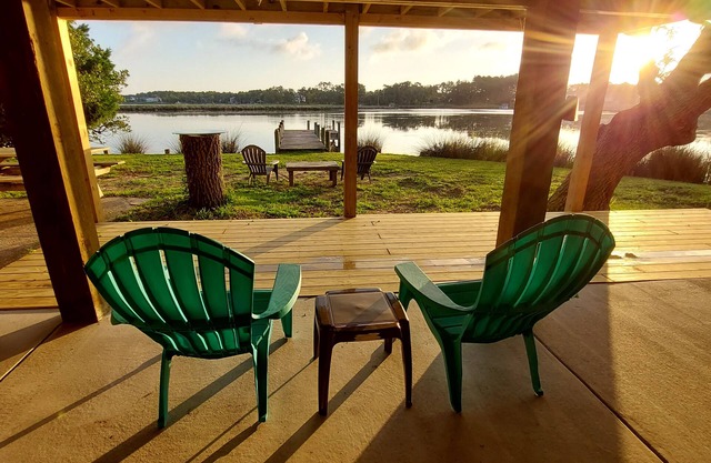 Détendez-vous et profitez de ce chalet confortable côté son avec dock-5 Min à la plage, WIFI!