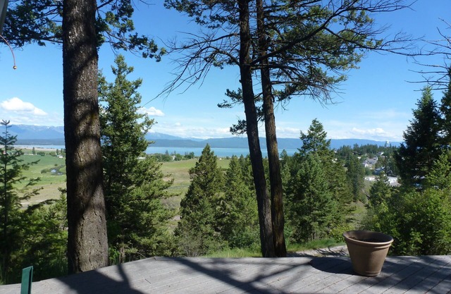 Scenic View Of lac Flathead avec la mission de l'Aigle en arrière-plan