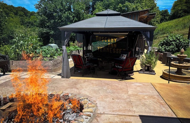 Scenic views and quiet comfort! The Piccolo private getaway @ Tuscany Inn